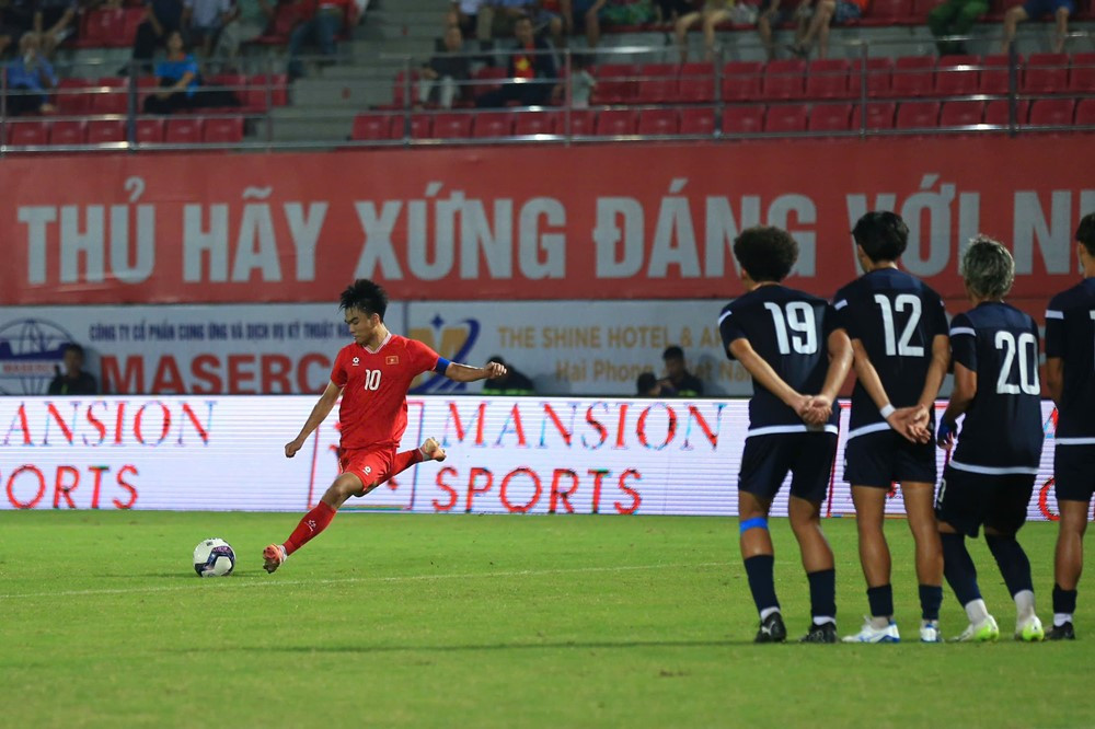 Kết quả U20 Việt Nam vs U20 Guam: Thủ môn U20 Guam nhận thẻ đỏ sau va chạm với tiền đạo U20 Việt Nam- Ảnh 3.